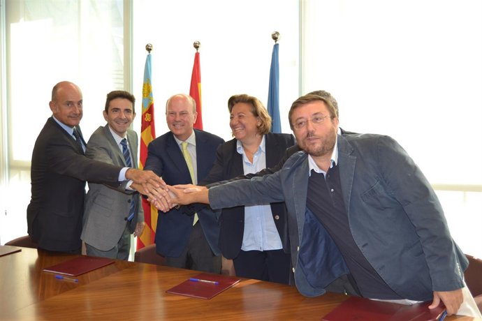 Buch con los firmantes de los acuerdos sobre préstamos para emprendedores.