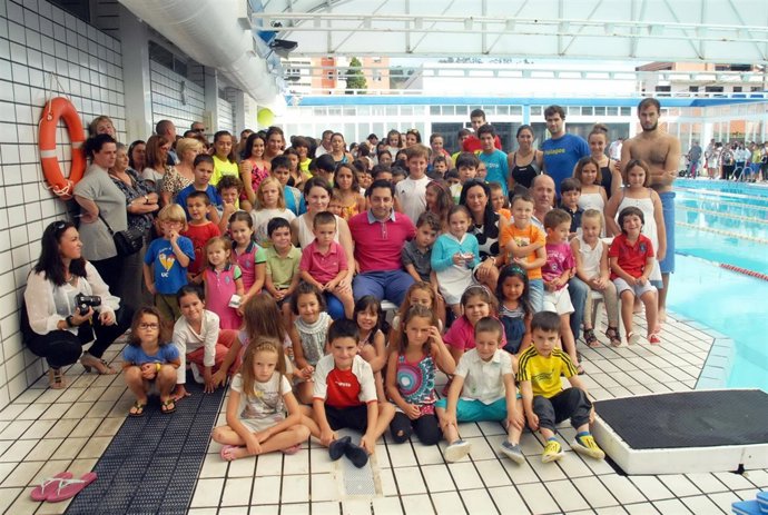 Niños en la piscina