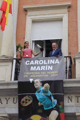 Carolina Marín, junto al alcalde de Huelva, en el balcón del Ayuntamiento