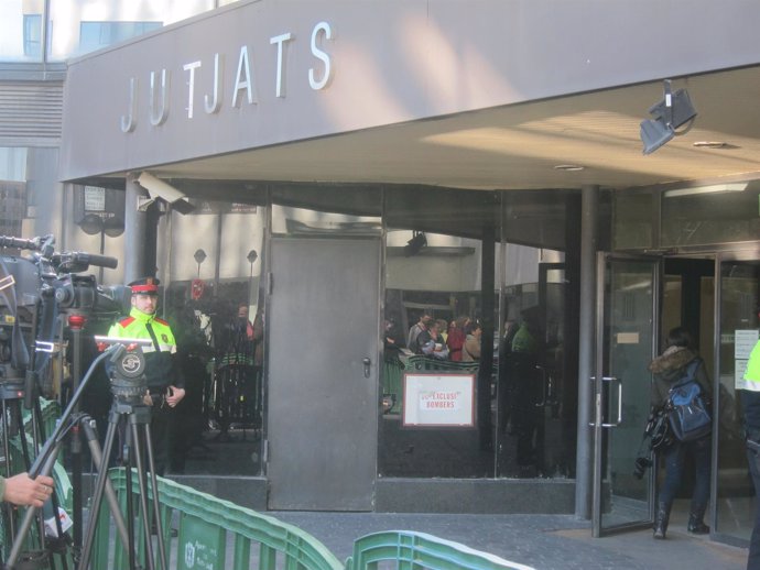 Entrada de los Juzgados de Sabadell durante las vistas por el caso Mercurio