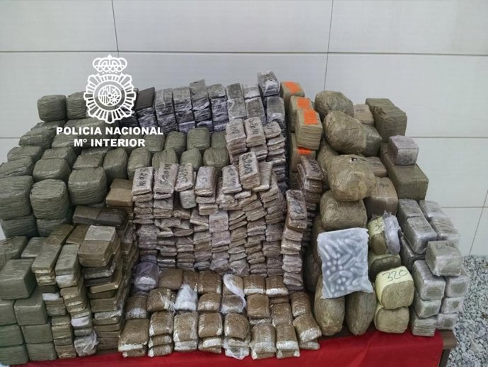 Droga incautada en el doble fondo de un vehículo 