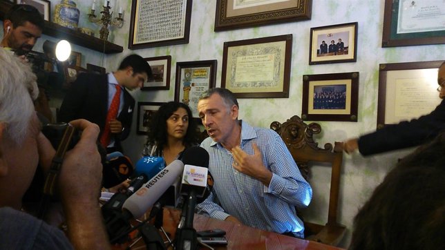 Los padres del menor en su rueda de prensa.