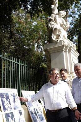 Zoido visitando las esculturas de la glorieta de Covadonga