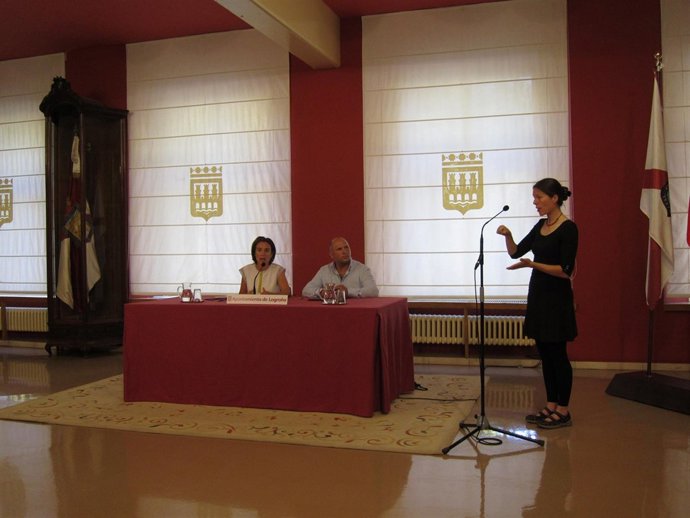 Una intérprete traduce las palabras de Gamarra tras firmar el convenio