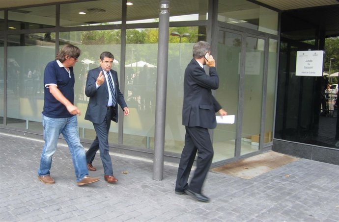 El exsecretario general de la FMC Adolfo Moreno Sansano (izquierda)