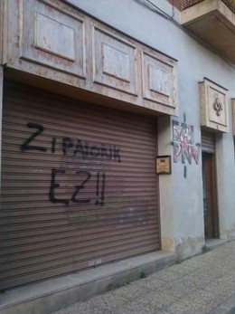 Pintadas en la fachada del batzoki de agurain