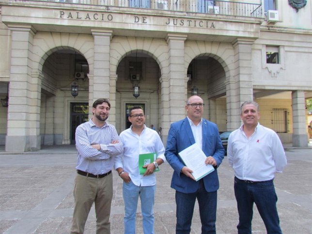 Los andalucistas con su denuncia.