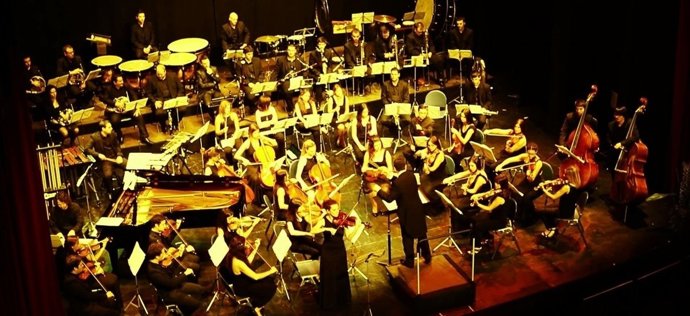 La orquesta está dirigida por Pere Molina, uno de los grandes en la dirección. 