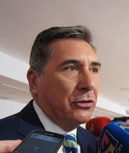 Oliván atendiendo a los medios tras su visita a la sede de Aspace