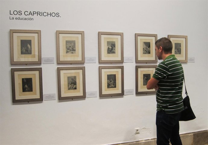 Un visitante contempla unos grabados de la serie 'Los Caprichos'