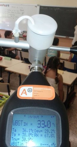 Termómetro marcando 33 grados en un aula