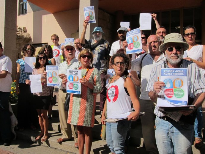 Integrantes de la Acampada Dignidad ante el Ayuntamiento