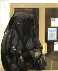 Musulmanes no ven necesario regular la prohibición del burka en España