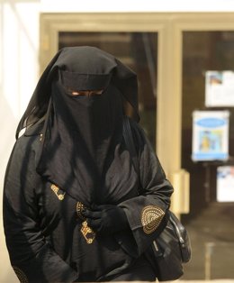 Mujer con burka en Francia 
