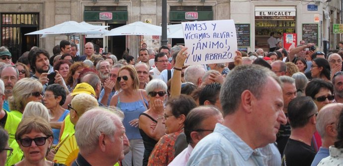 Concentración de AV3J en la plaza de la Virgen