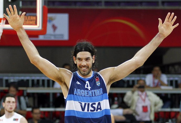 Luis Scola celebra una canasta con la selección de Argentina