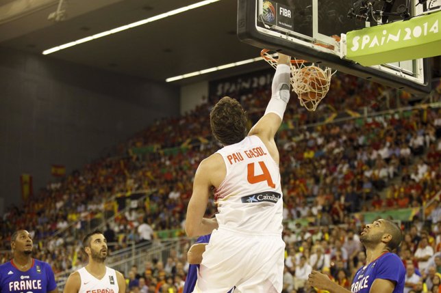 Pau Gasol machaca el aro ante Francia