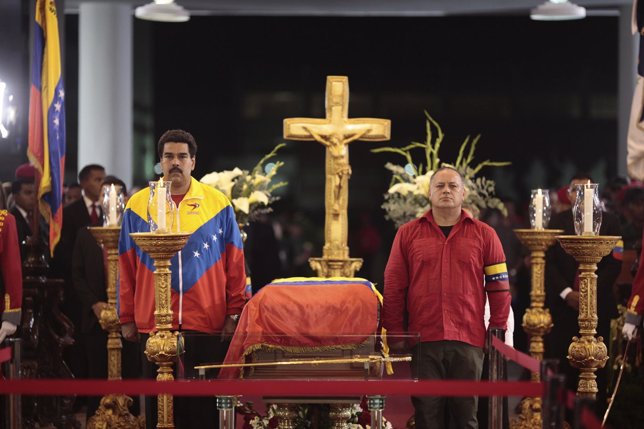 Nicolás Maduro y Diosdado Cabello ante el féretro de Chávez