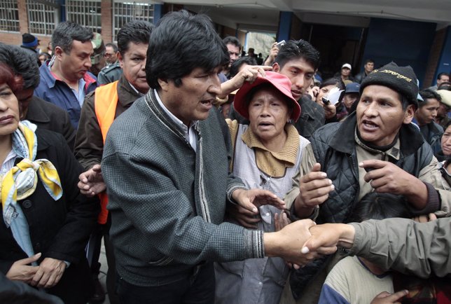 Evo Morales con los damnificados de Bolivia