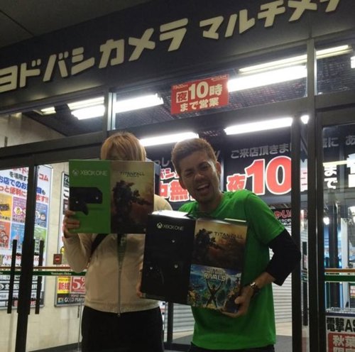 Dos japoneses que han comprado la Xbox One