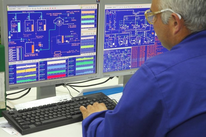 Un Operador De La Planta De Ence De Huelva Controlando Los Procesos. 