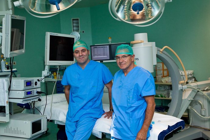 Los doctores Rioja en uno de los quirófanos del Hospital Viamed Montecanal