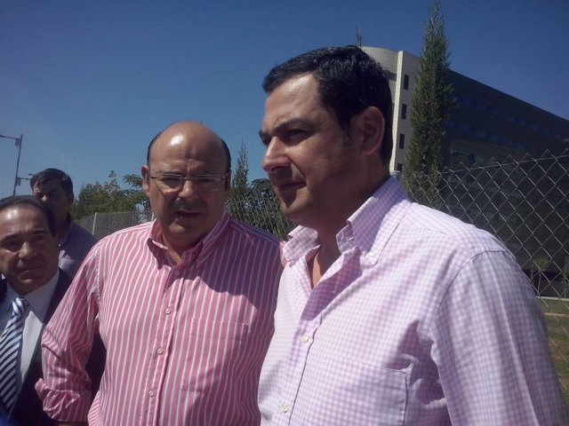 Juan Manuel Moreno en Granada junto con Sebastián Pérez