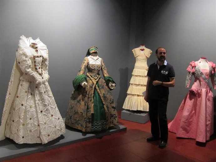 Vestidos de papel en el EMOZ