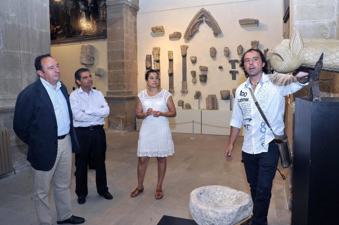 Pedro Sanz visita la Feria de Artesanía