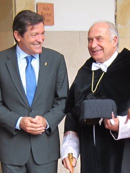 Javier Fernández junto a Vicente Gotor, rector de la Universidad de Oviedo