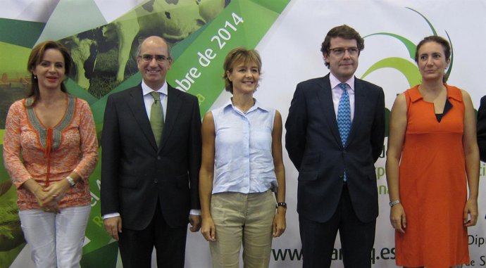 Silvia Clemente, primera por la izquierda, junto a las autoridades 