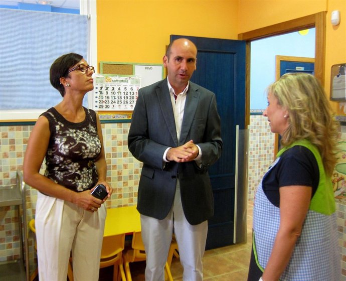 María Gámez y Francisco Conejo, PSOE, visitan una guardería en Málaga
