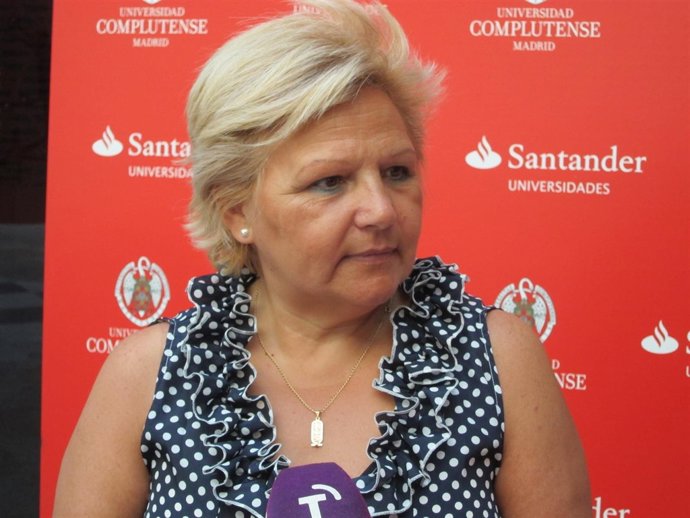 Presidenta AVT Angeles Pedraza en universidad Escorial