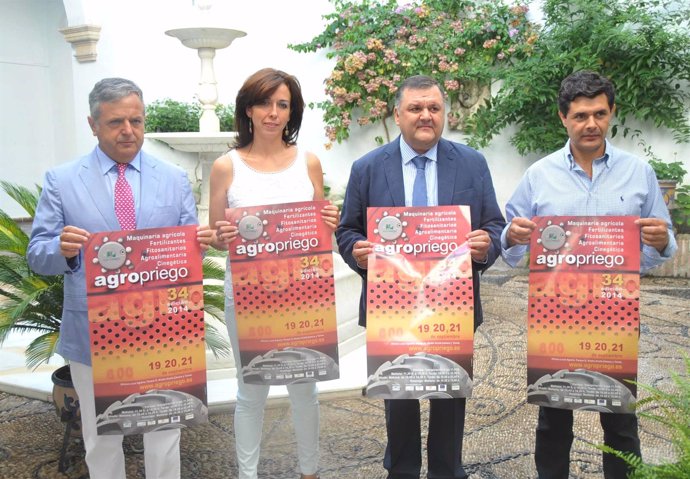 Fuentes, Ceballos, Zurera y Carrillo con el cartel de Agropriego