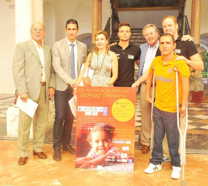 Autoridades y organizadores con el cartel del evento