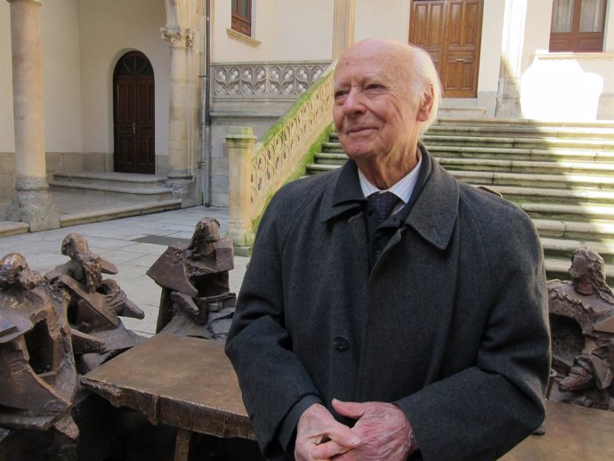 Venancio Blanco delante de su pieza 'Sagrada Cena' en Salamanca