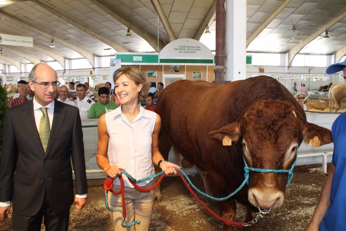 La ministra de Agricultura en una visita a una feria de Salamanca