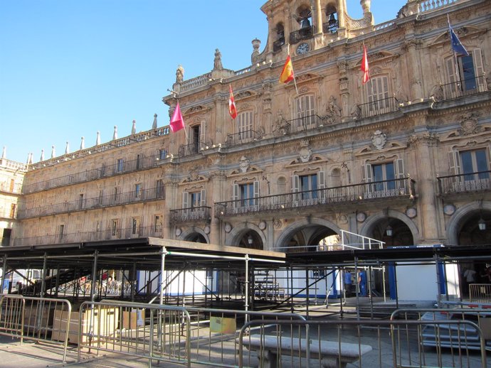 Escenario instalado en la Plaza Mayor de Salamanca