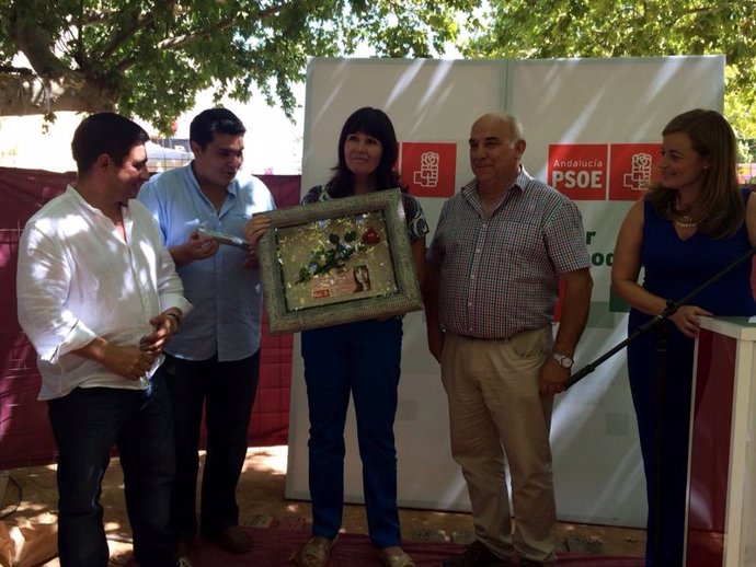 Micaela Navarro, en el centro, recibe el reconocimiento del PSOE de Marmolejo.