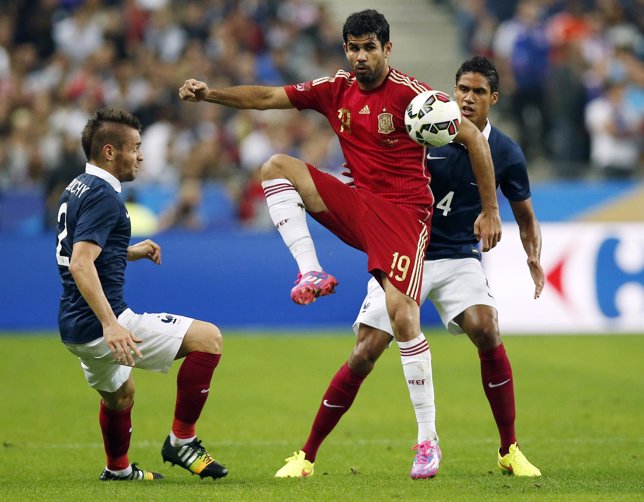 Diego Costa intenta zafarse de Debuchy y Varane