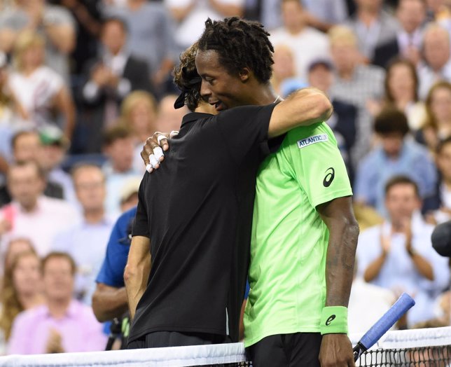 Federer abraza a Monfils tras derrotarle en cuartos del US Open