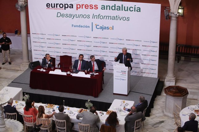 Felipe González , en los desayunos de Europa Press