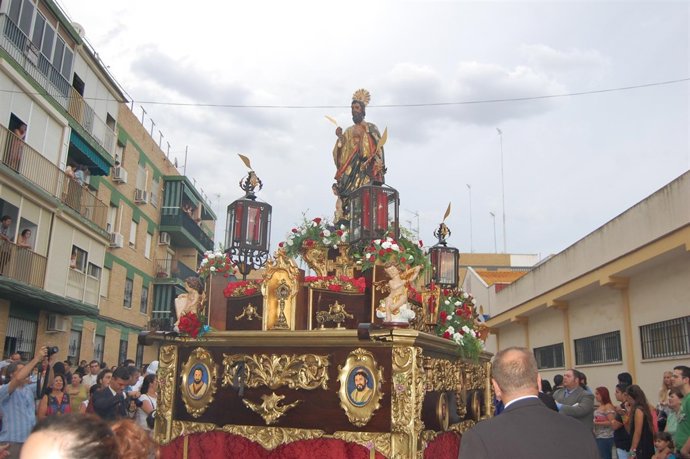 Imagen de San Mateo procesionando por las calles de Alcalá de  Guadaíra.
