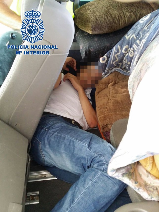 Inmigrante irregular oculto en un vehículo en el puerto de Algeciras