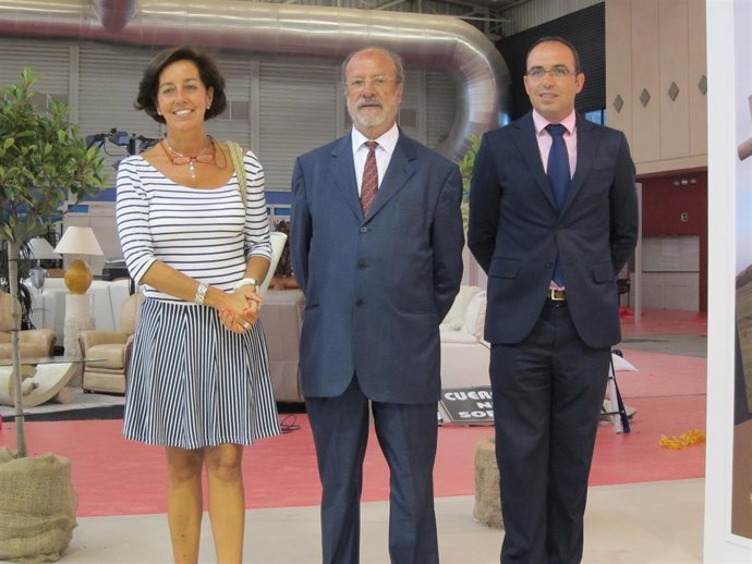 Mercedes Cantalapiedra, León de la Riva y Victor Alonso posan junto al stand