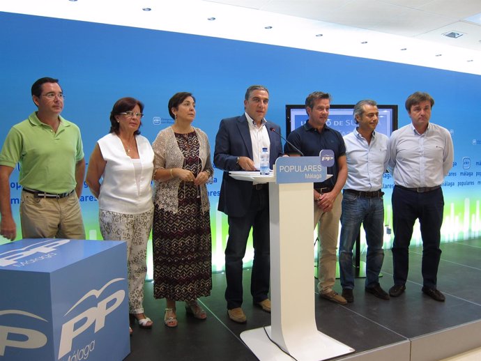El presidente del PP de Málaga, Elías Bendodo, junto a parlamentarios del PP