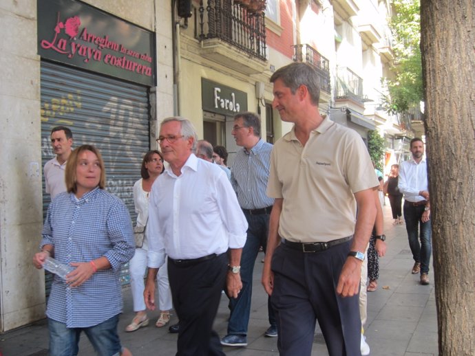 Xavier Trias paseando en el barrio de Sants