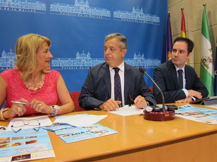 Fuentes (centro) y Criado (dcha.) hablan con Cabezas (izda.)