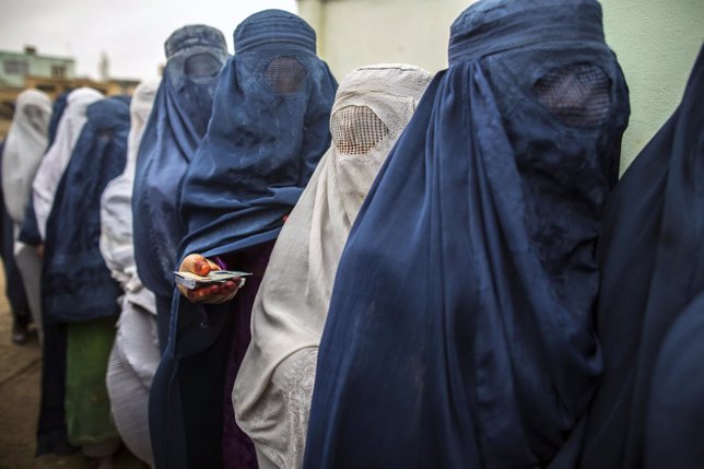 Mujeres cubiertas por burka en Afganistán