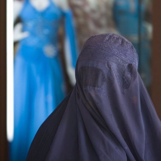 Mujer cubierta por burka